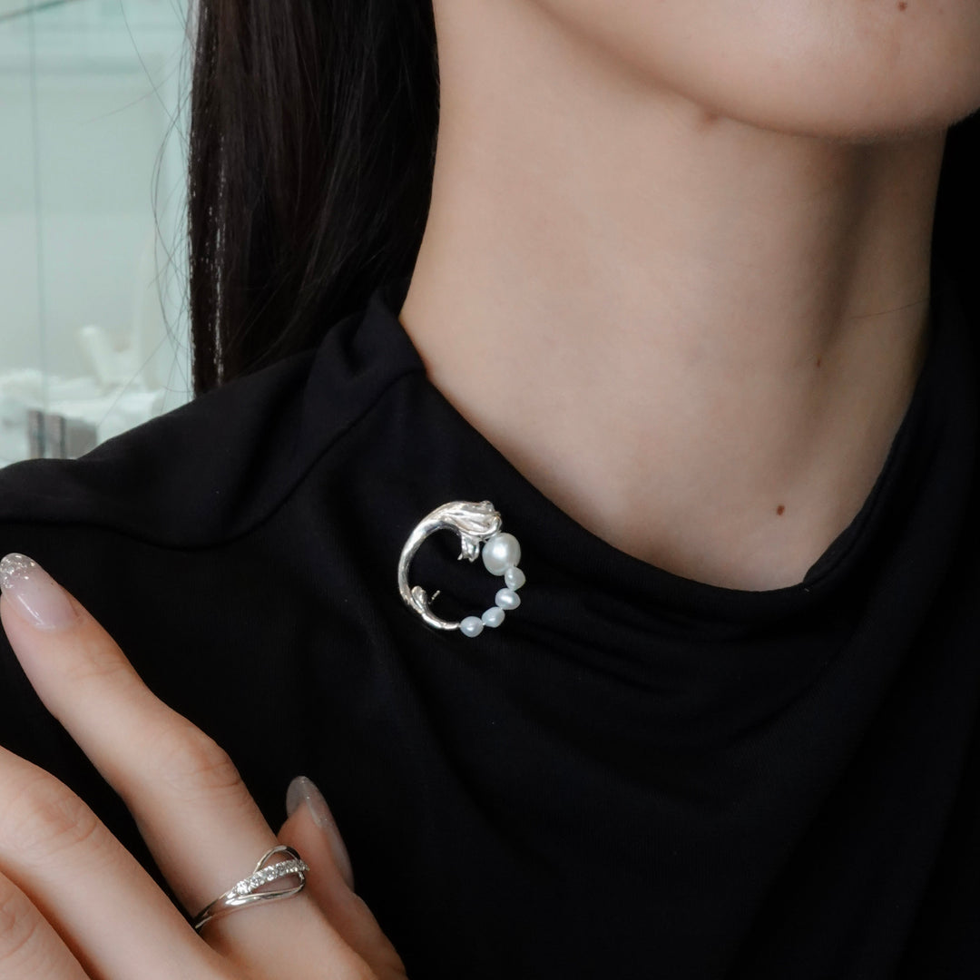 BAROQUE PEARL CIRCLE LEAF BROOCH