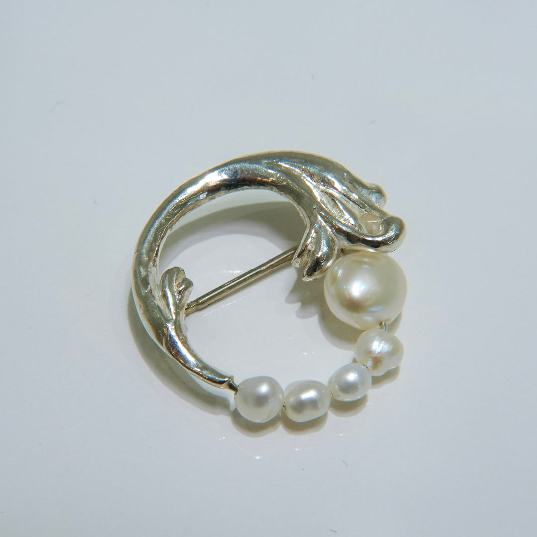BAROQUE PEARL CIRCLE LEAF BROOCH