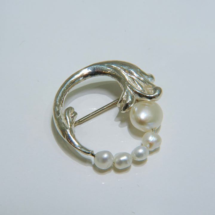 BAROQUE PEARL CIRCLE LEAF BROOCH