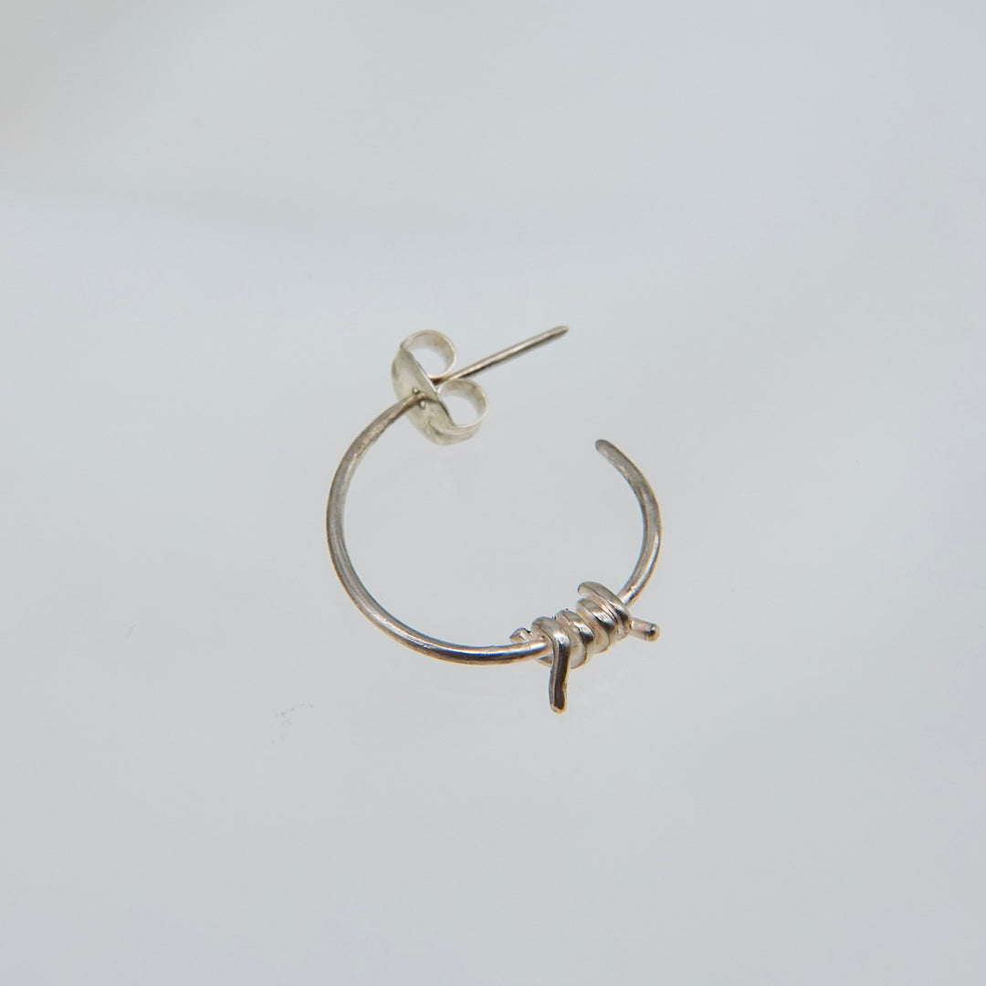 有刺鉄線ピアス