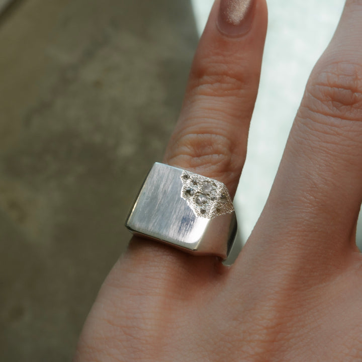 Hii Ring (White)