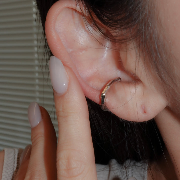 Neutral earcuff