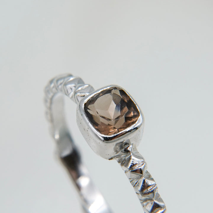 シルバースモーキークオーツフィレンツェ彫りリング