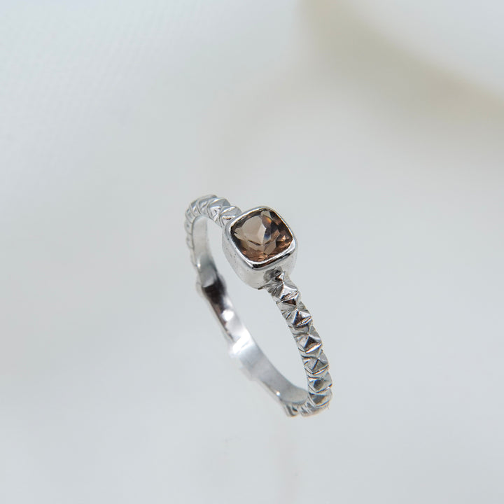 シルバースモーキークオーツフィレンツェ彫りリング