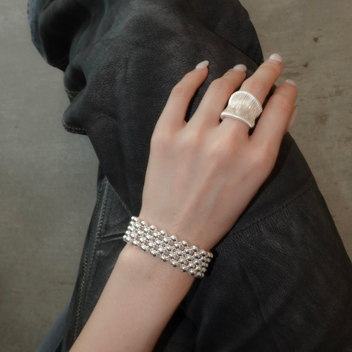 Composed of symmetrically placed silver beads bracelet