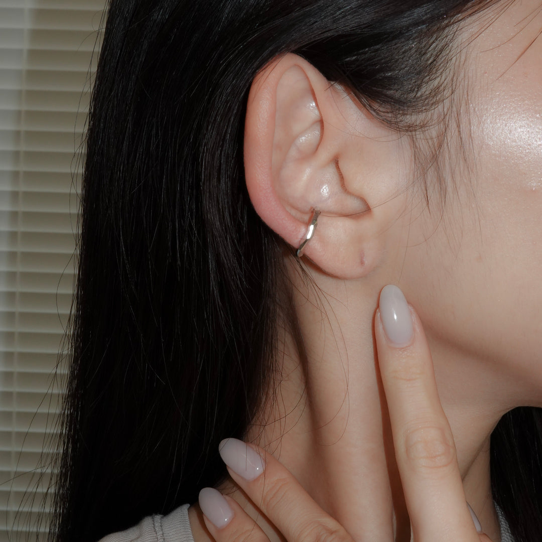 Neutral earcuff