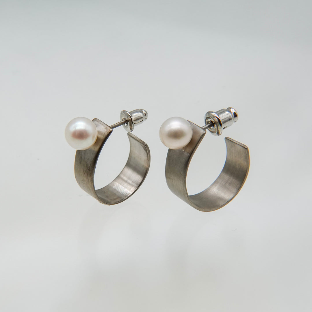 BOX RING pierced earring pearl