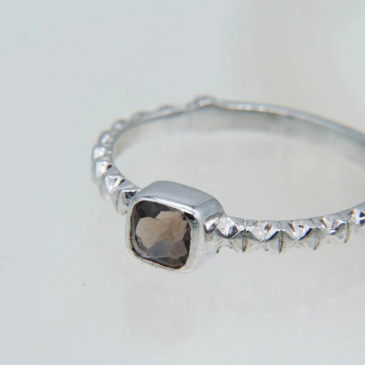 シルバースモーキークオーツフィレンツェ彫りリング