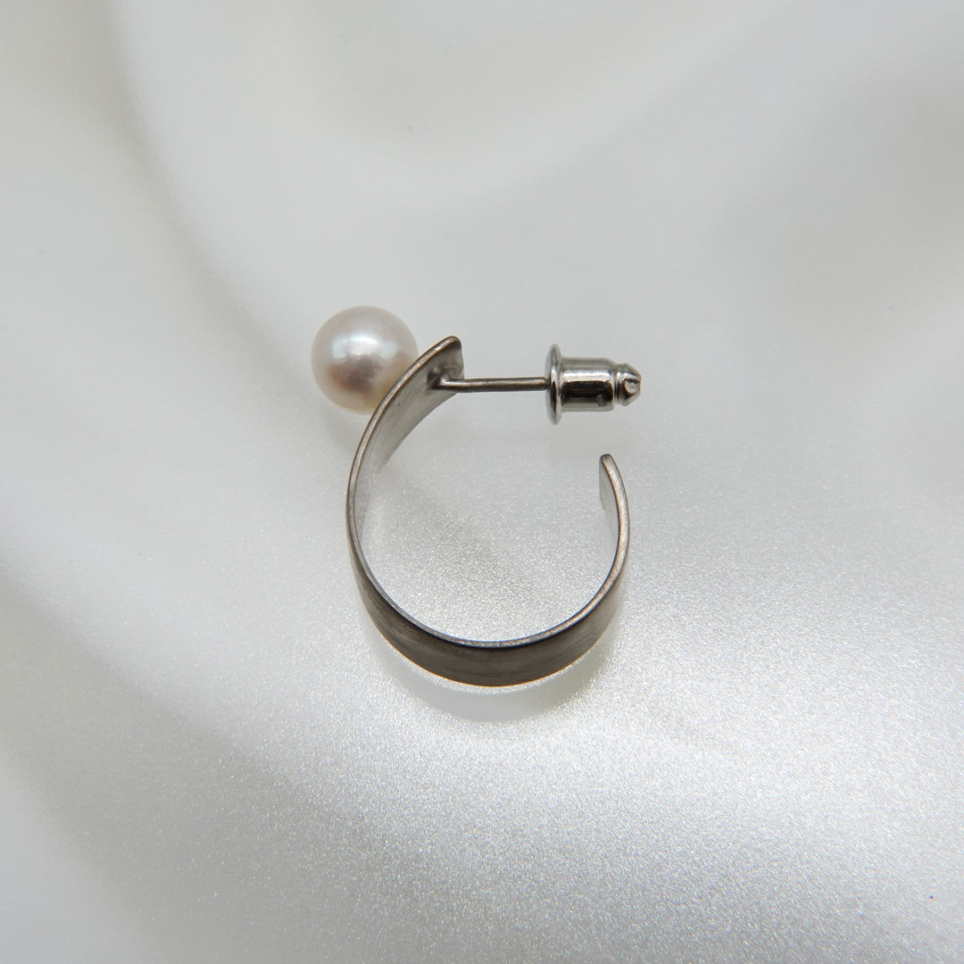BOX RING pierced earring pearl