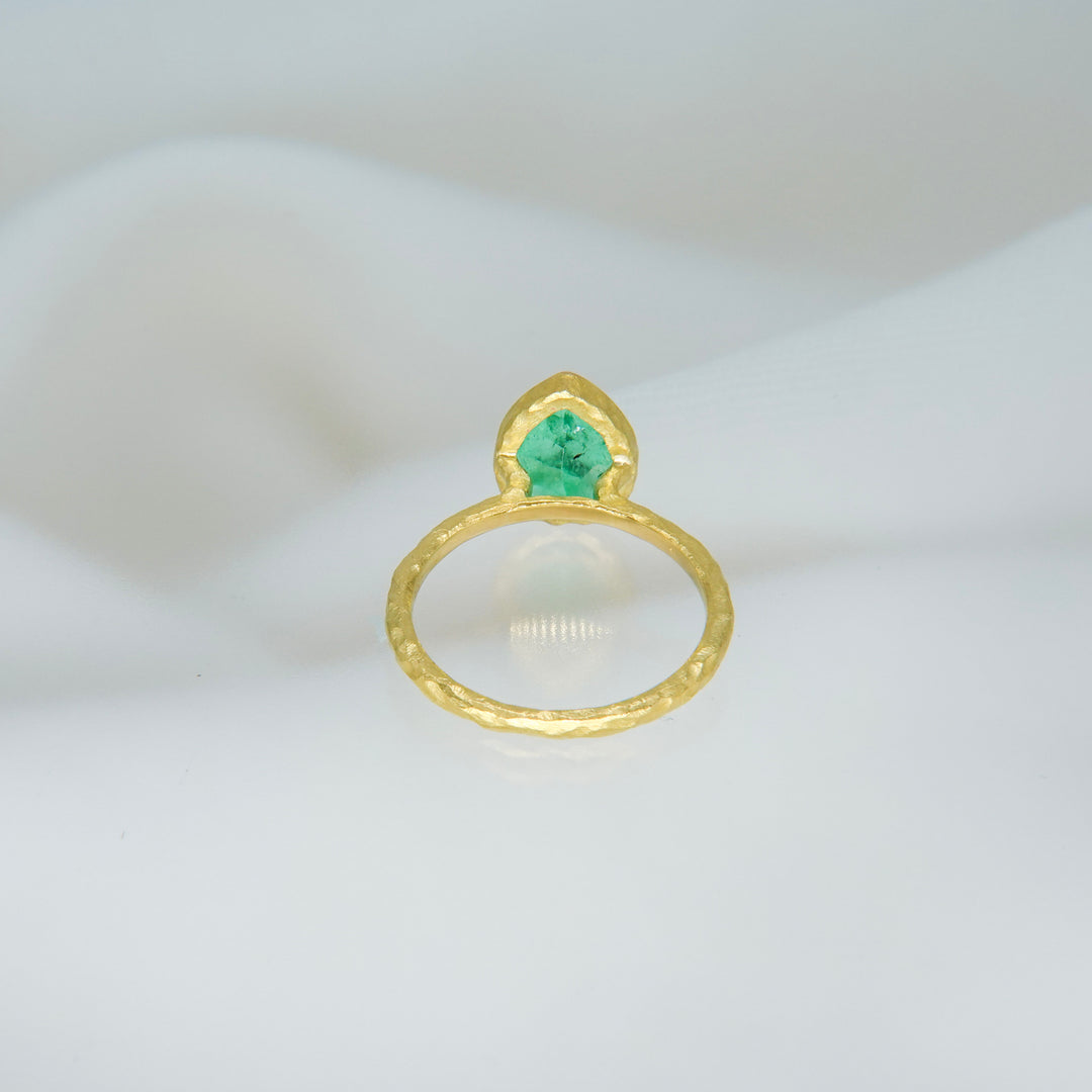Emerald pear shape ring