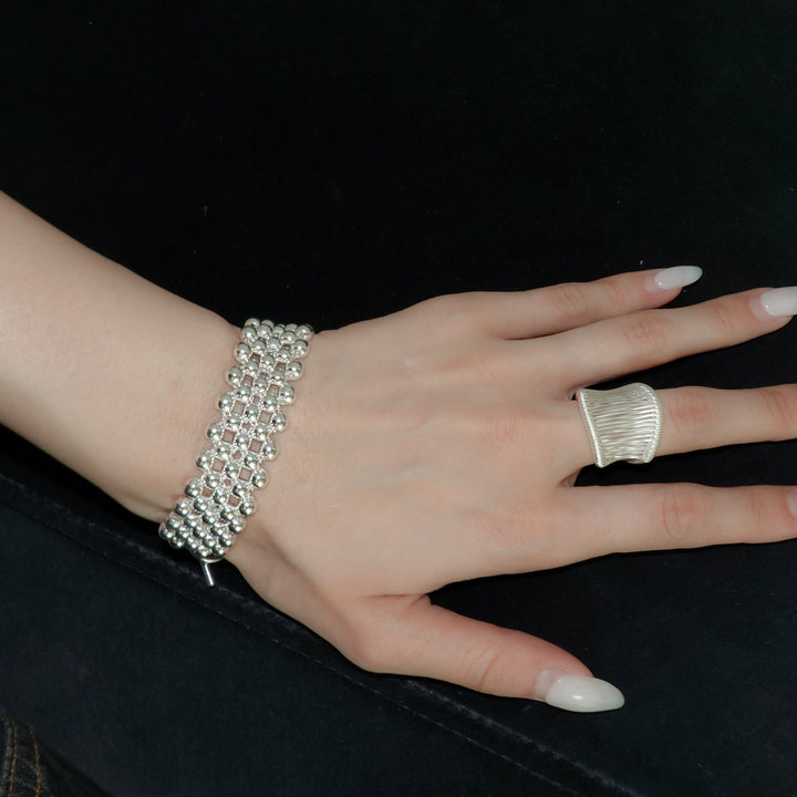 Composed of symmetrically placed silver beads bracelet