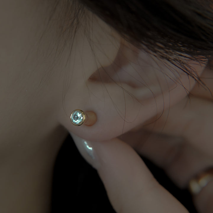 TWO-SIDED WHITE EARRING
