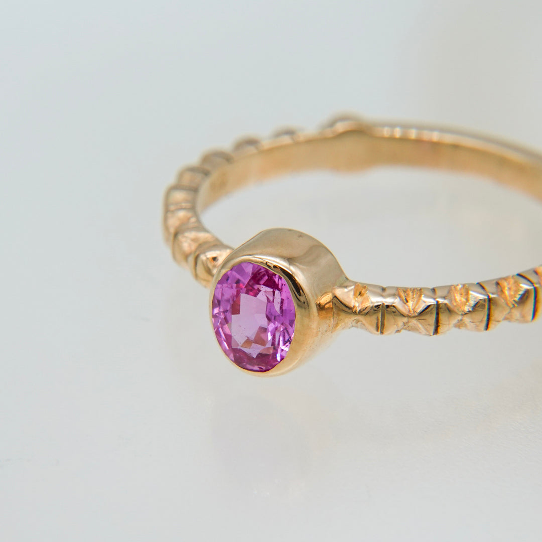 K10ピンクサファイアフィレンツェ彫りリング