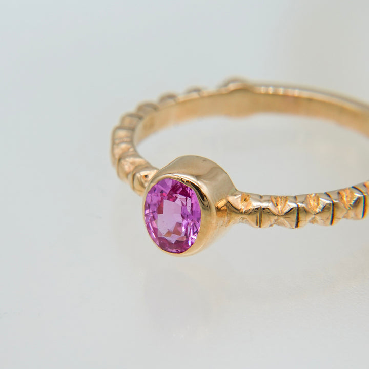 K10ピンクサファイアフィレンツェ彫りリング