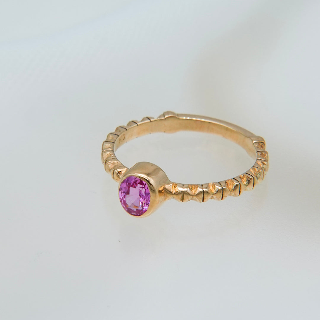 K10ピンクサファイアフィレンツェ彫りリング