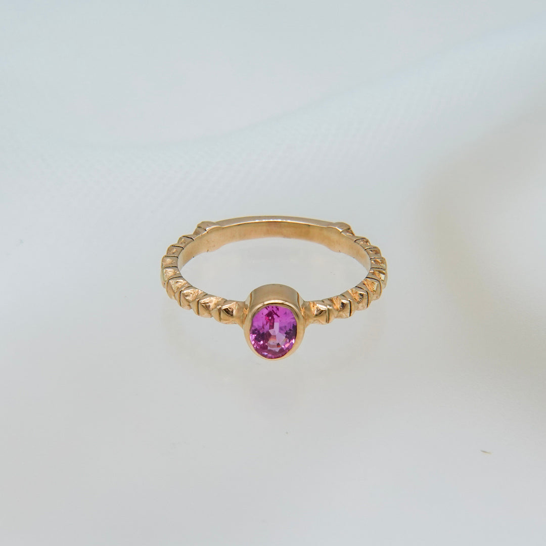 K10ピンクサファイアフィレンツェ彫りリング