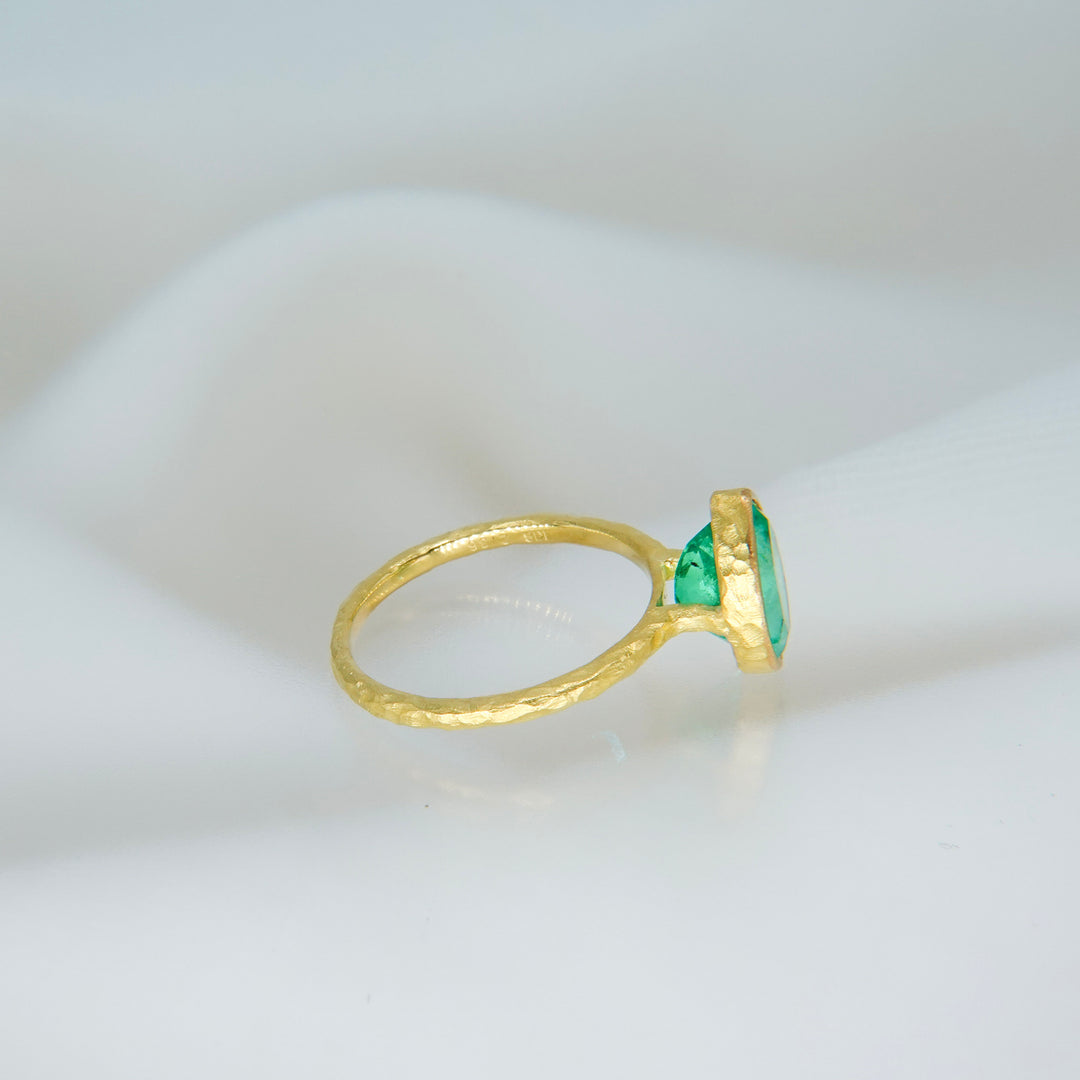 Emerald pear shape ring