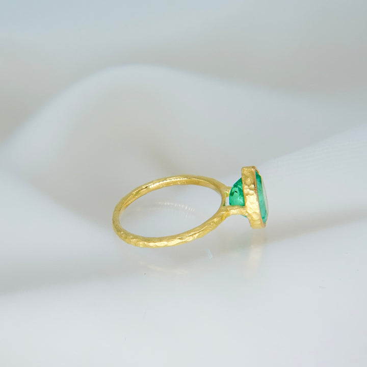 Emerald pear shape ring