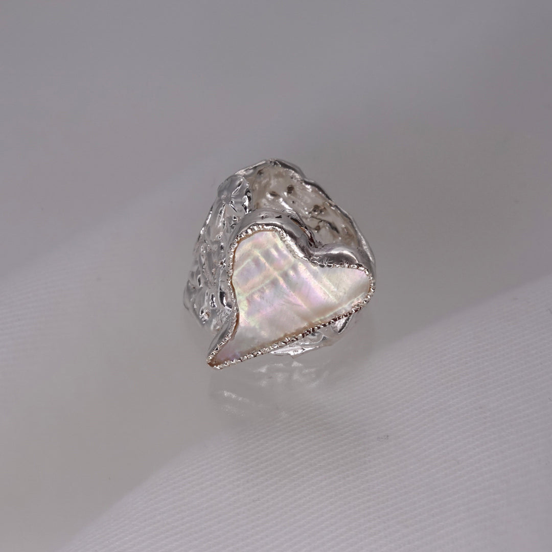 Heart cut mother-of-pearl ring (L)