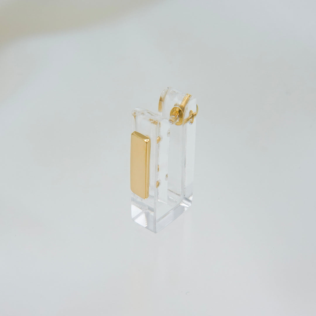 「面で挟む耳飾り」i