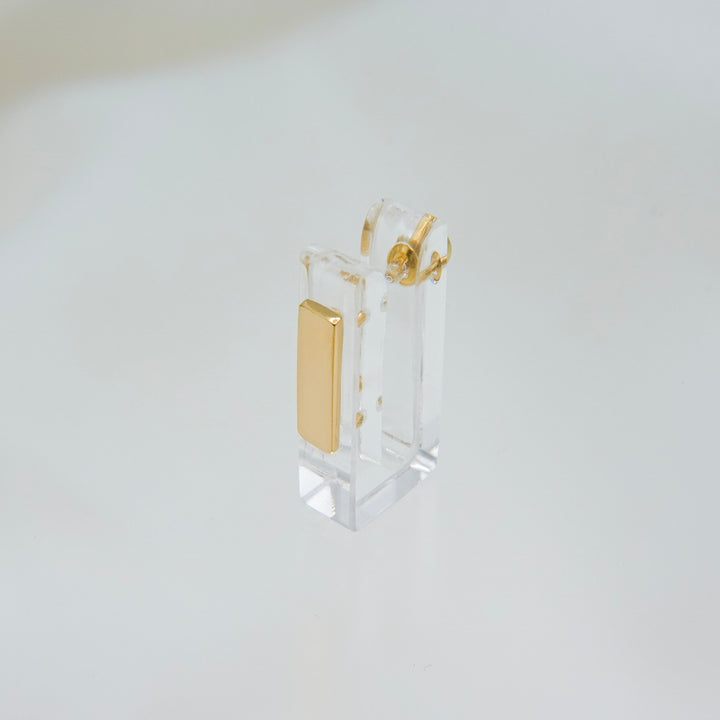 「面で挟む耳飾り」i