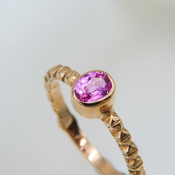 K10ピンクサファイアフィレンツェ彫りリング