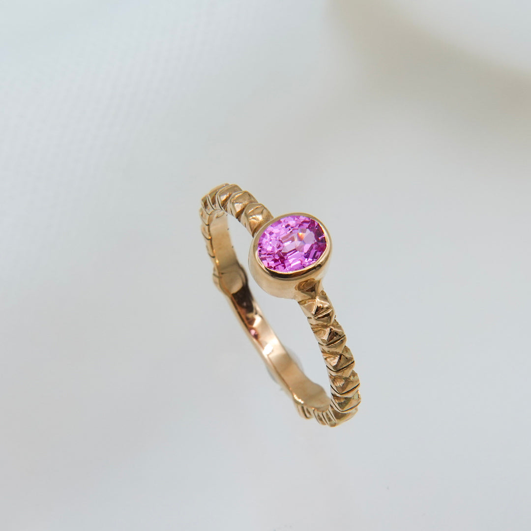 K10ピンクサファイアフィレンツェ彫りリング