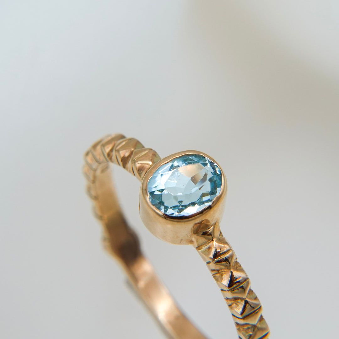 K10スカイブルートパーズフィレンツェ彫りリング