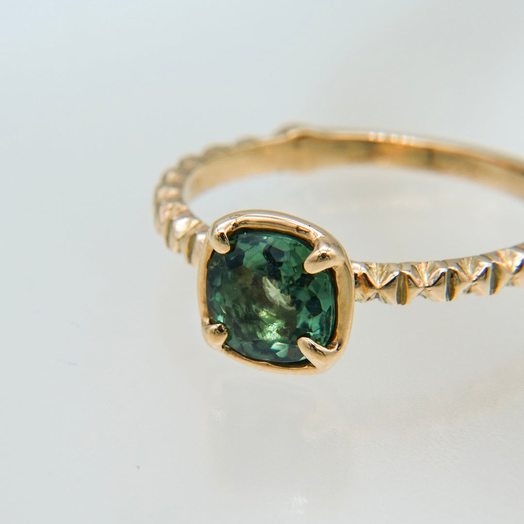 K10グリーンアパタイトフィレンツェ彫りリング(一点もの)