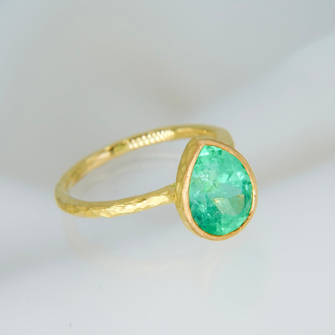 Emerald pear shape ring