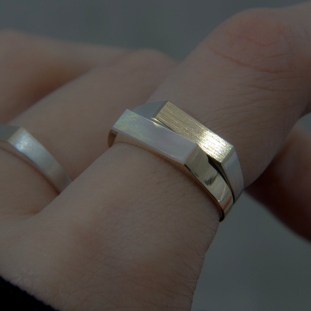 NARROW SHELL SIGNET RING