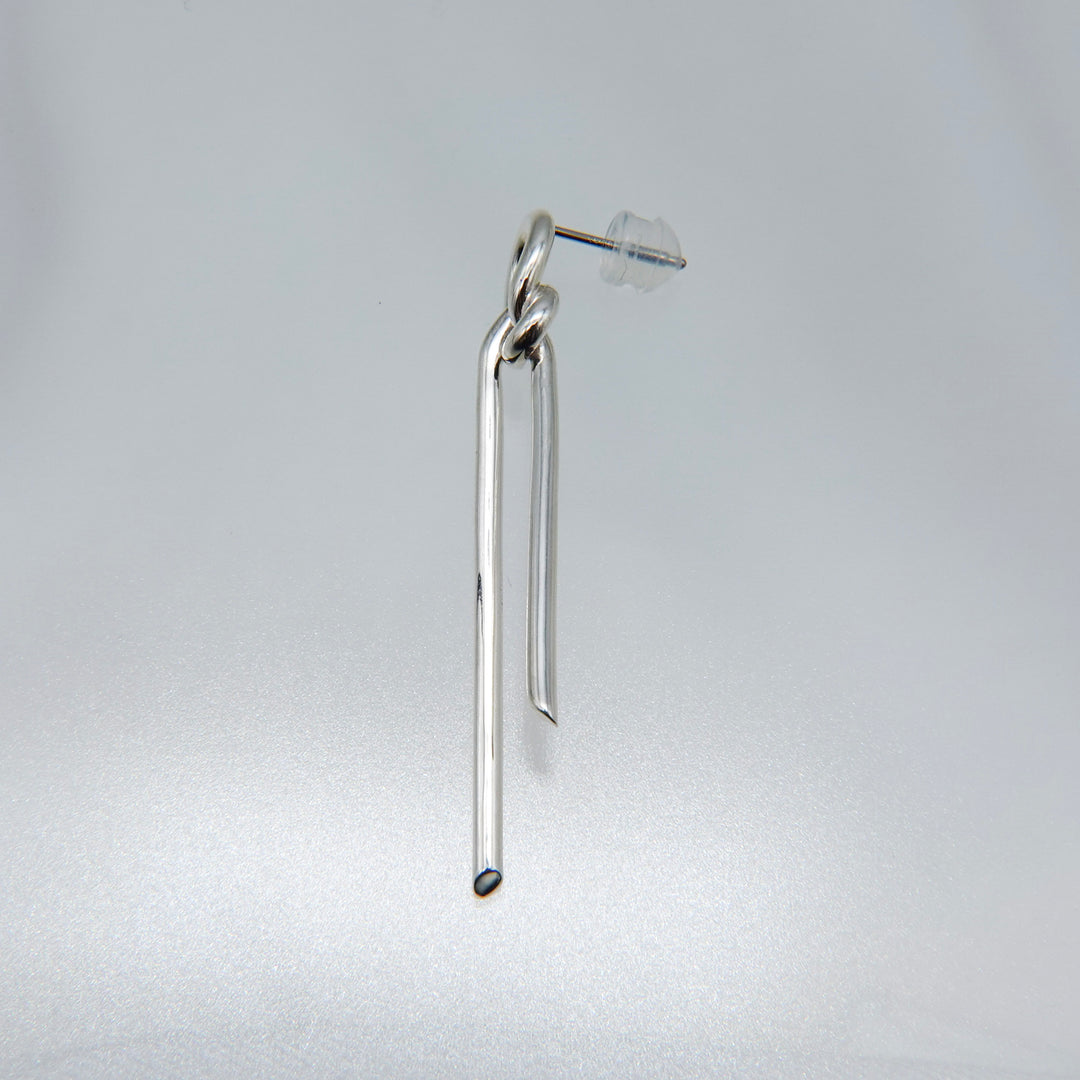 THREADS Silver R Pierced Earrings