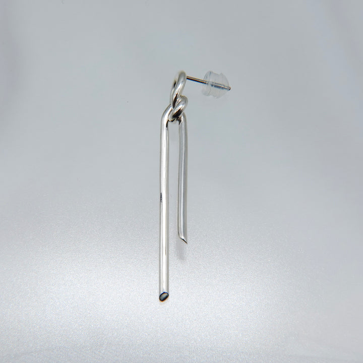 THREADS Silver R Pierced Earrings
