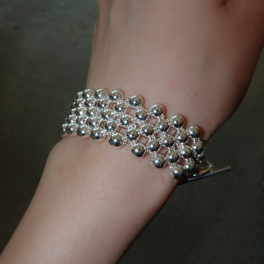 Composed of symmetrically placed silver beads bracelet