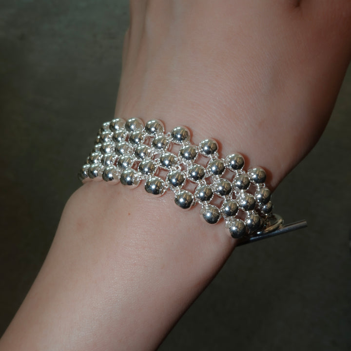 Composed of symmetrically placed silver beads bracelet
