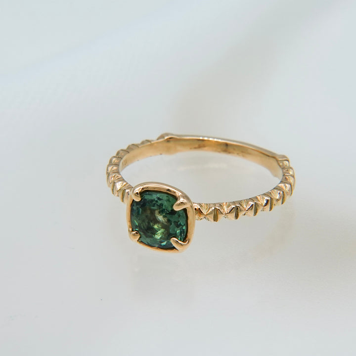 K10グリーンアパタイトフィレンツェ彫りリング(一点もの)