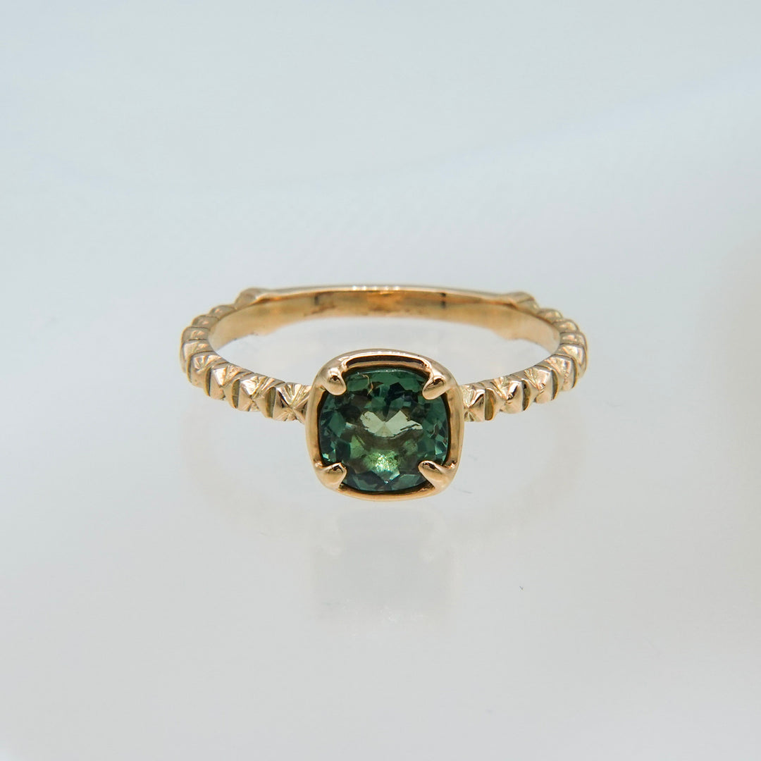 K10グリーンアパタイトフィレンツェ彫りリング(一点もの)