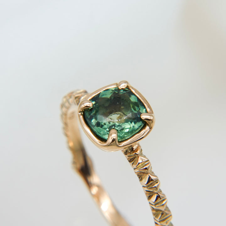 K10グリーンアパタイトフィレンツェ彫りリング(一点もの)