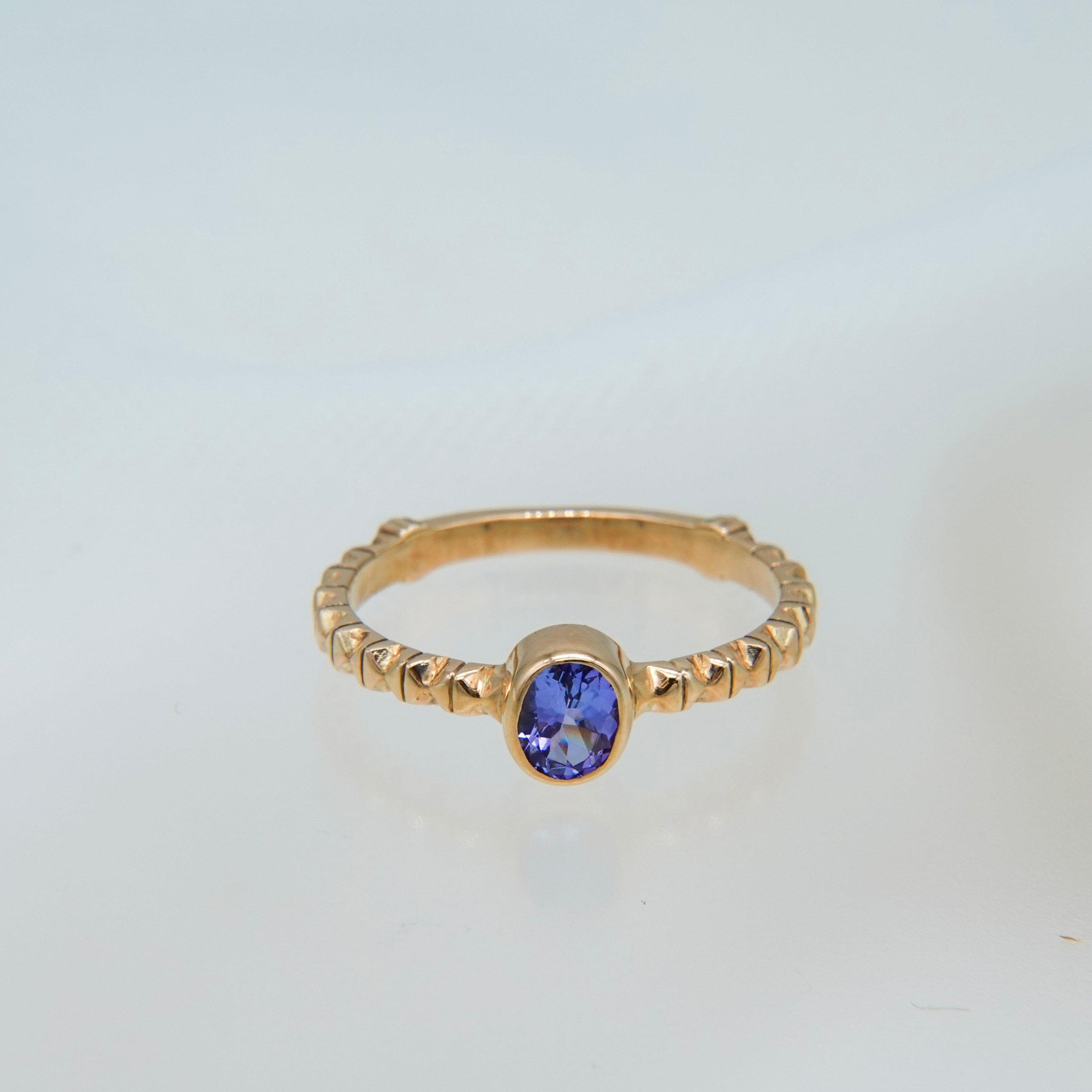 K10タンザナイトフィレンツェ彫りリング 13号 – unigem