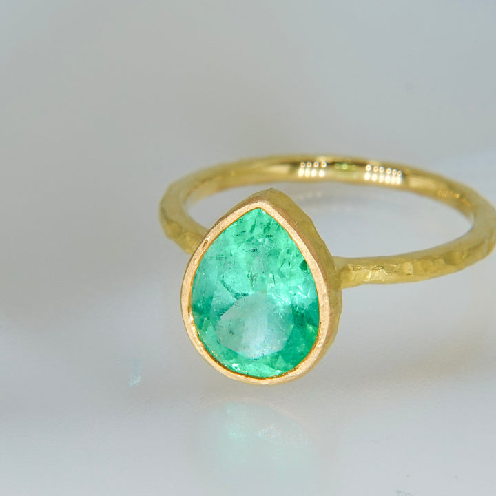 Emerald pear shape ring