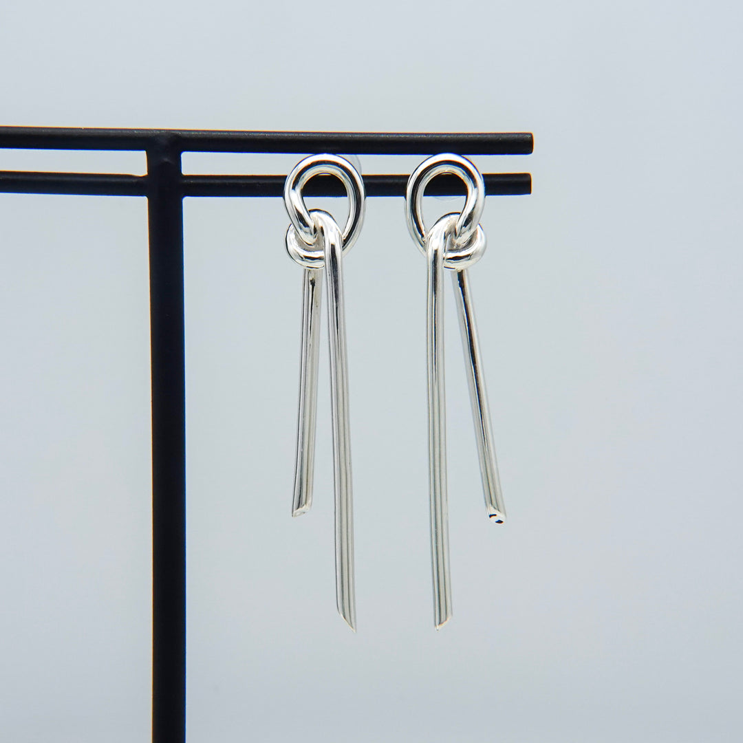 THREADS Silver R Pierced Earrings