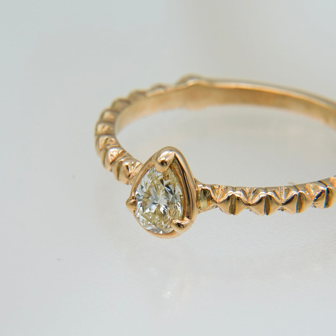 K10ファンシーカラーダイヤフィレンツェ彫りリング(一点もの)