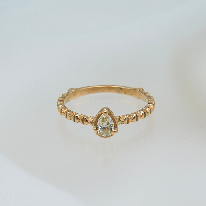 K10ファンシーカラーダイヤフィレンツェ彫りリング(一点もの)