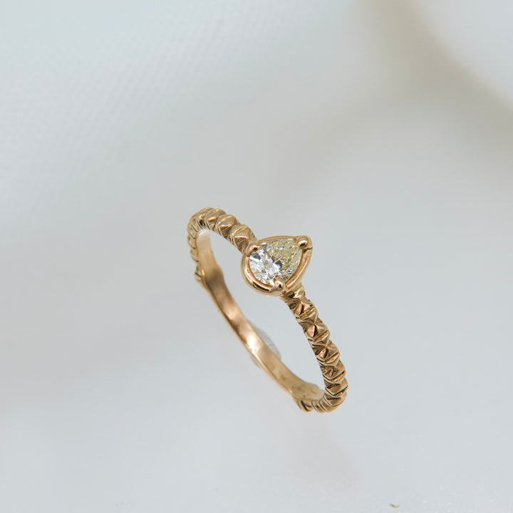 K10ファンシーカラーダイヤフィレンツェ彫りリング(一点もの)