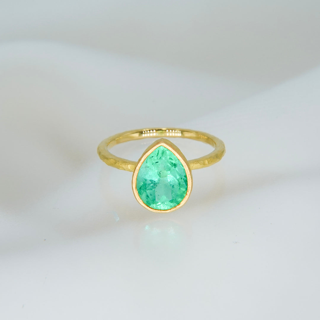 Emerald pear shape ring