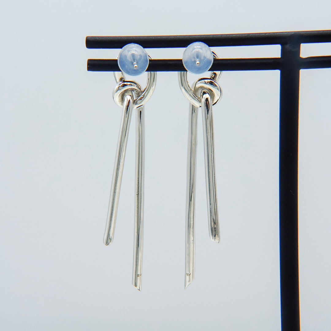 THREADS Silver R Pierced Earrings