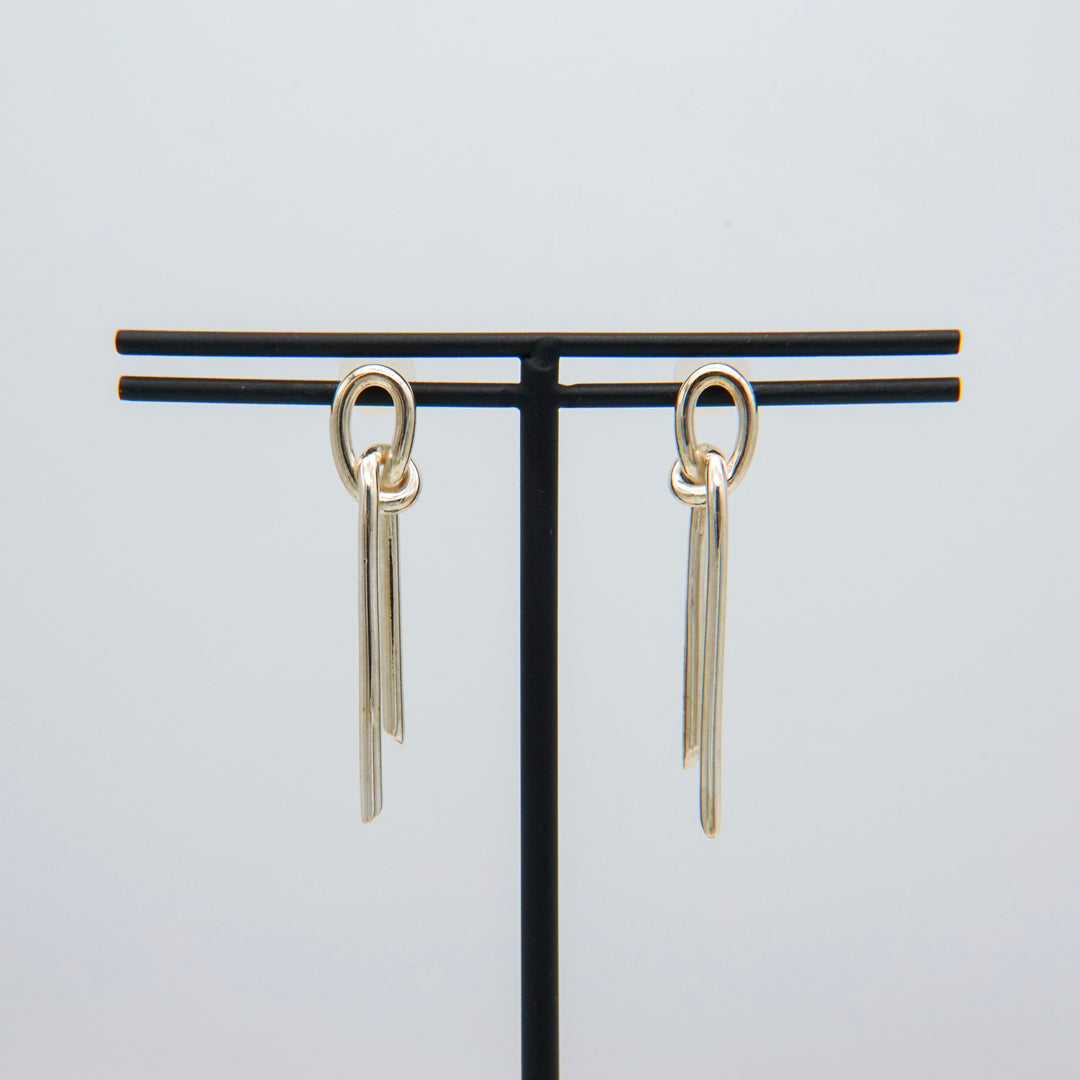 THREADS Silver R Pierced Earrings