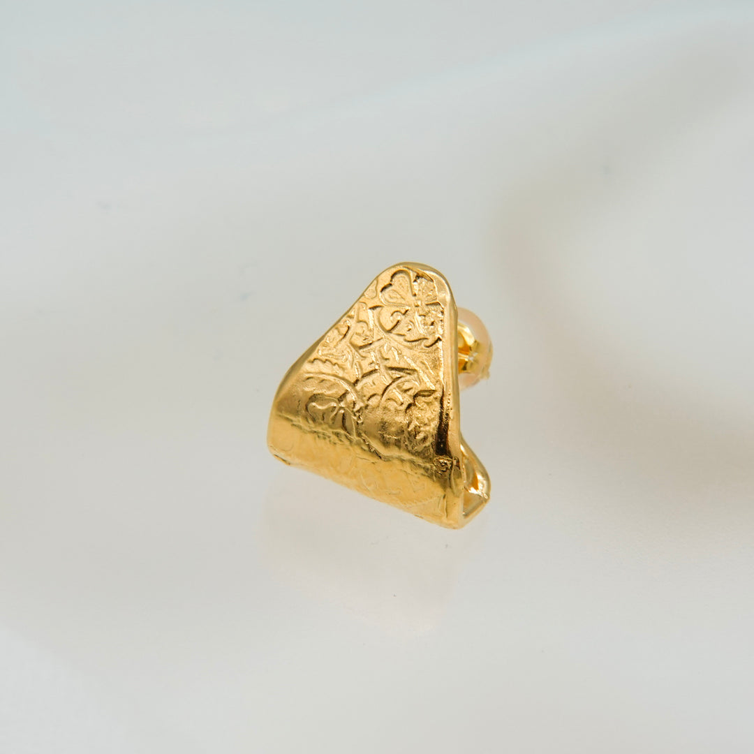 ラッキーチャームピアス(Gold)_トライアングル