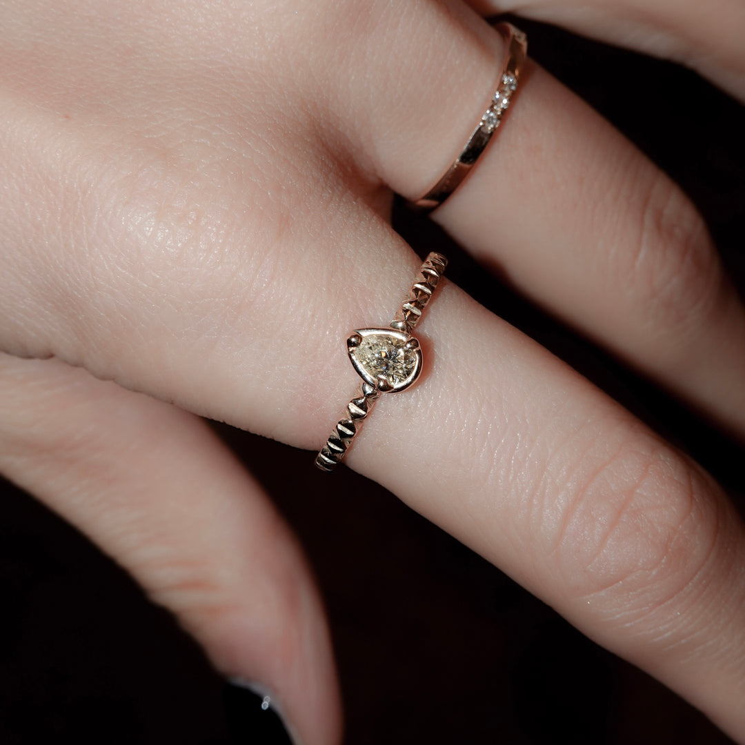 K10ファンシーカラーダイヤフィレンツェ彫りリング(一点もの)