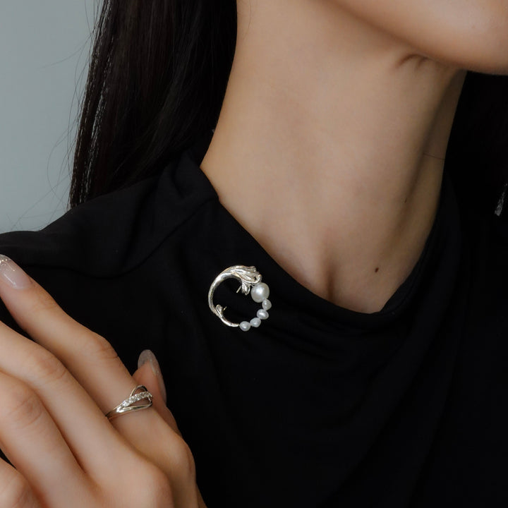 BAROQUE PEARL CIRCLE LEAF BROOCH
